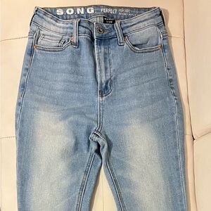 S.O.N.G Light Blue Women's Jeans
Size 28
Waist 13”
Hips 16”
Rise 10”
Inseam 26”